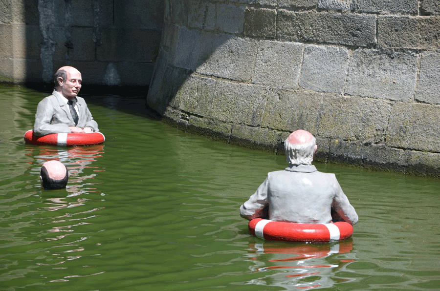 Follow the Leaders by Isaac Cordal (CC BY 2.0) Objectif Nantes / flickr.com 